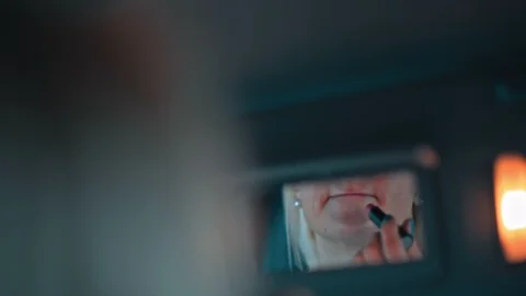Woman using make up inside car Vídeos de archivo 87701745