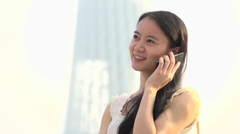 Woman using mobile Stock Footage 46971639