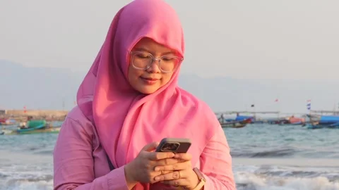 Woman using mobile phone at the beach Video stock 342087579