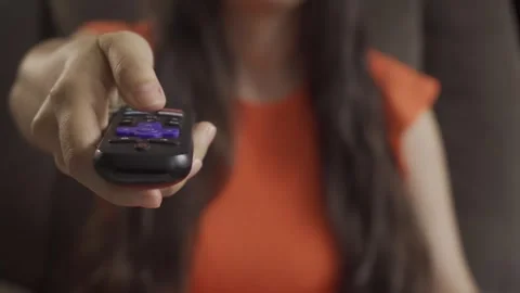 Woman using the remote control to change the channel. 库存影片 248193160