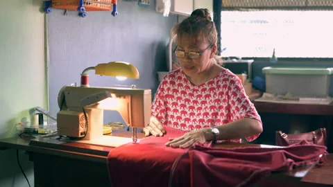 The woman using a sewing machine Vídeos de archivo 141481426
