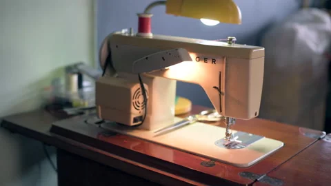 The woman using a sewing machine 스톡 동영상 141481810