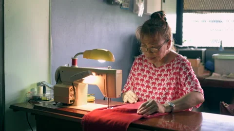 The woman using a sewing machine 스톡 동영상 141481877
