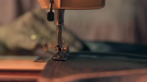 The woman using a sewing machine Vídeos de archivo 141495561