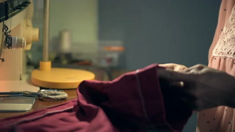 The woman using a sewing machine Vídeos de archivo 141501331