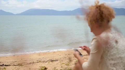Woman Using Smart Phone on the Beach. Видео 40725347