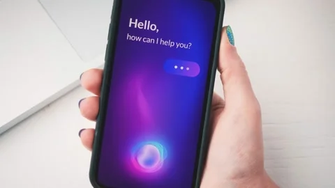 Woman using smart virtual assistant on her smartphone. AI voice assistant app 스톡 동영상 209464208