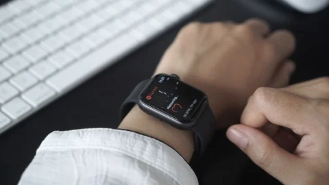 Woman using smart watch Vídeos de archivo 128820926