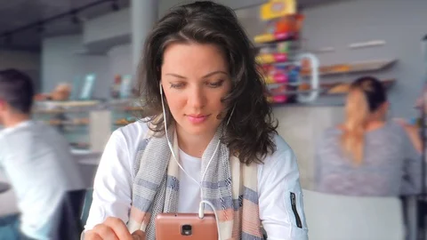 Woman using smartphone drinking coffee 스톡 동영상 105296538