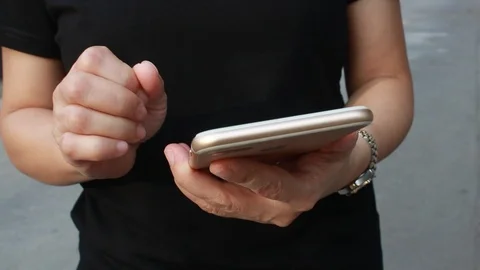 Woman using smartphone Stockbeeldmateriaal 103997799