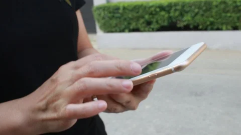 Woman using smartphone Stockbeeldmateriaal 103998093