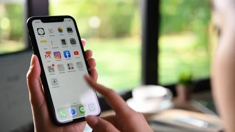 Woman using smartphone Stockbeeldmateriaal 127407733