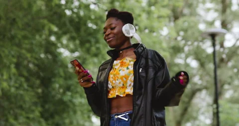 Woman using smartphone Video stock 199432560