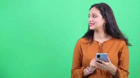 Woman using smartphone typing something looking at left side at copy space 스톡 동영상 201512702