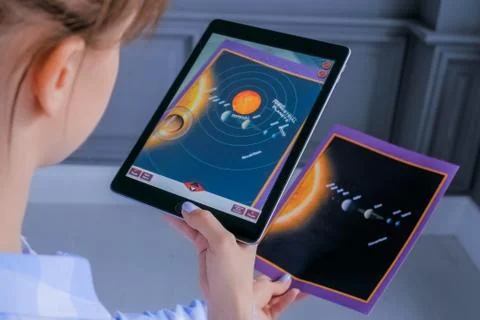 Woman using tablet with augmented reality app - 3d planets of solar system Foto stock