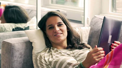 Woman using tablet in bed and smiling to the camera 스톡 동영상 43114612