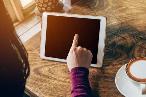Woman using tablet computer in coffee shop with vintage tone. Foto stock