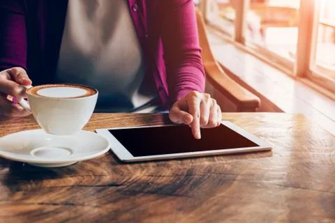 Woman using tablet computer in coffee shop with vintage tone. Foto stock