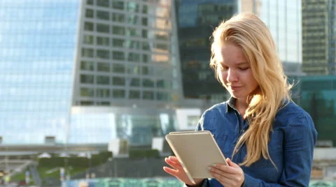 Woman using tablet computer 库存影片 55213265