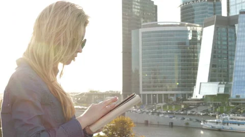 Woman using tablet computer Stock-Footage 55298716