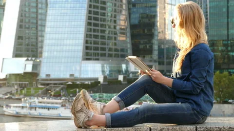 Woman using tablet computer Stock-Footage 55329254