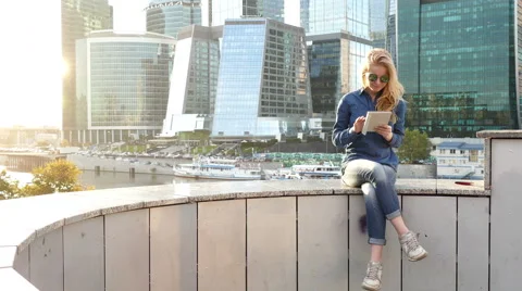 Woman using tablet computer Stockbeeldmateriaal 55329665