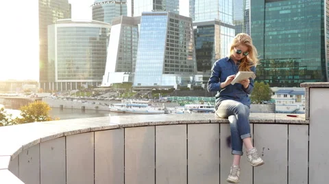 Woman using tablet computer Vidéo 55880769