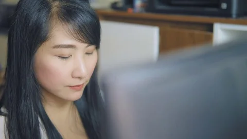 Woman using tablet computer Stock Footage 75951857