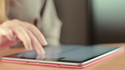 Woman using tablet computer: iPad, typing a text on touchscreen keyboard Vídeo Stock 55395508