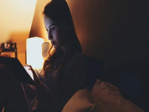 Woman using Tablet Computer at night at home. SLOW MOTION 4K DCi. Vidéo 75666445