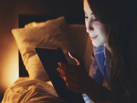Woman using Tablet Computer at night at home. SLOW MOTION 4K DCi. 動画素材 75668498