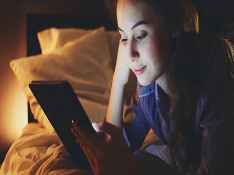 Woman using Tablet Computer at night at home. SLOW MOTION 4K DCi. 動画素材 75668653