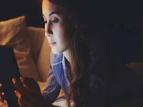 Woman using Tablet Computer at night at home. SLOW MOTION 4K DCi. Vídeo Stock 75669162