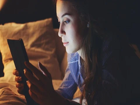 Woman using Tablet Computer at night at home. SLOW MOTION 4K DCi. Vídeos de archivo 75669263