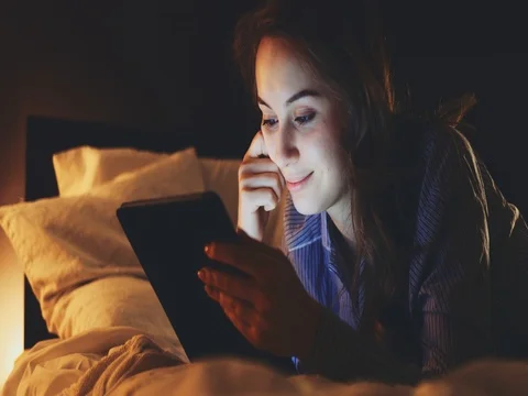 Woman using Tablet Computer at night at home. SLOW MOTION 4K DCi. Vidéo 75670107
