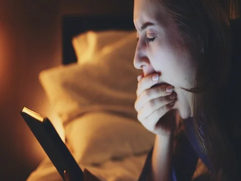 Woman using Tablet Computer at night at home. SLOW MOTION 4K DCi. 動画素材 75670284