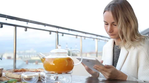 Woman using tablet computer touchscreen in cafe. 库存影片 67511655