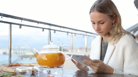 Woman using tablet computer touchscreen in cafe. 库存影片 67511706