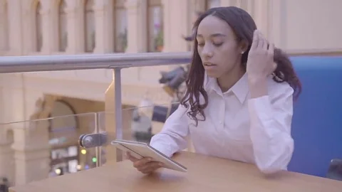 Woman using tablet computer touchscreen in cafe 库存影片 69079365
