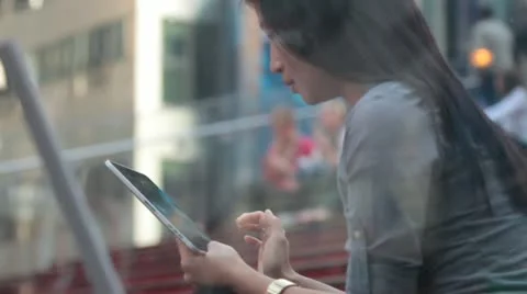 Woman using Tablet Device in Public - Voyeuristic shot Vídeos de archivo 21258298