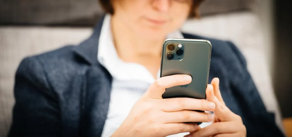 Woman using testing Apple Computers iPhone 11 Pro Foto stock