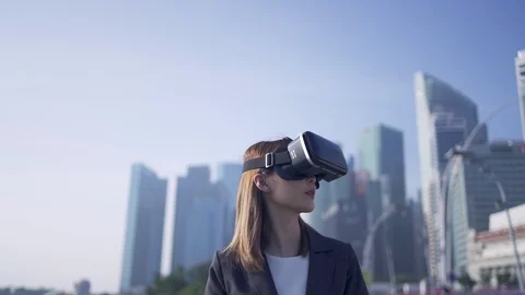 Woman using virtual reality device while traveling in Singapore . Видео 124384136