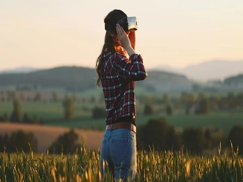 Woman Using Virtual Reality Glasses Outdoors. SLOW MOTION 4K. 動画素材 77817005