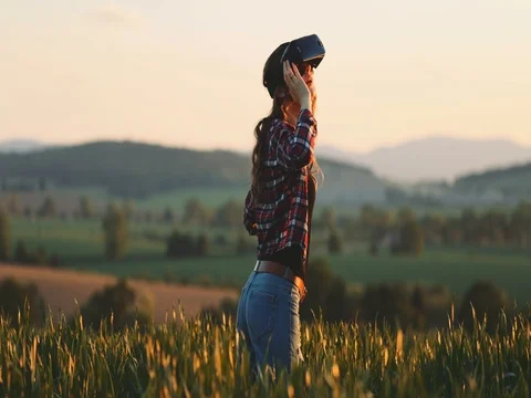 Woman Using Virtual Reality Glasses Outdoors. SLOW MOTION 4K. 스톡 동영상 77817047