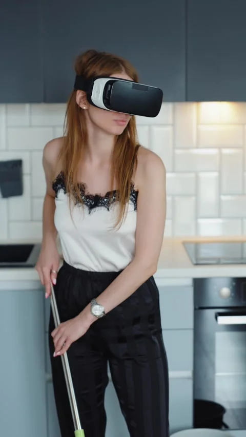 Woman Using Virtual Reality Headset in Kitchen Vídeos de archivo 323090288