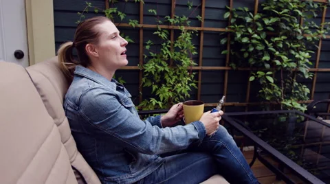 Woman vaping electronic cigarette while having coffee 스톡 동영상 64454539
