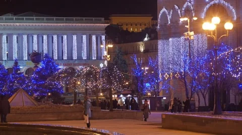 Woman is Waiting People Walking at Conservatory Kiev Independence Square in 動画素材 59131754
