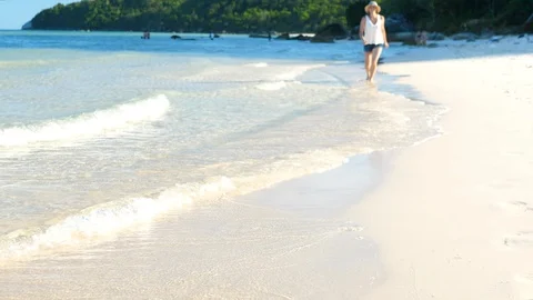 Woman walking on the beach. 4K UHD 스톡 동영상 88243053