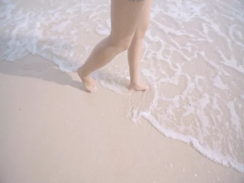 Woman walking on the beach Vidéo 75110482