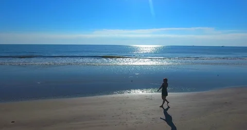 Woman walking on Beach Stockbeeldmateriaal 106905244